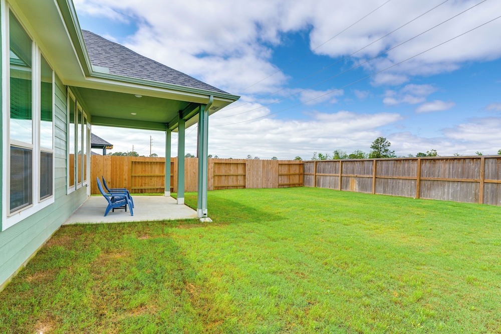 Patio & Pool Access: Family Home in Tomball