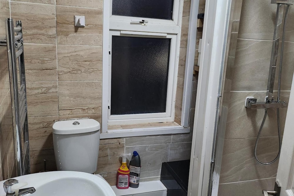 Cosy Dagenham Retreat for Family