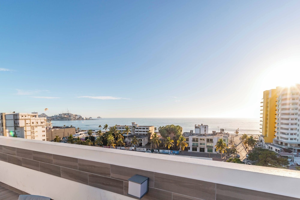 New Centric apt. with pool & jacuzzi view 4