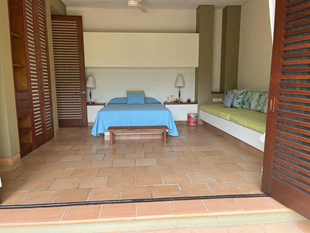 w Astonishing 5BR House w Pool in Anapoima
