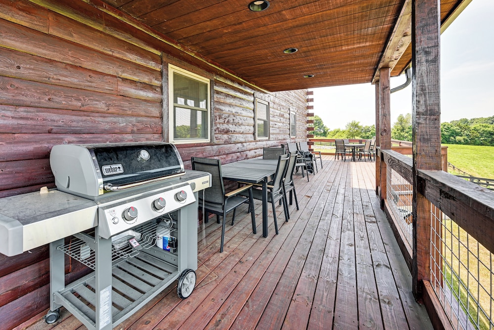 Scenic Getaway w/ Deck: 7 Mi to Mammoth Cave Park!