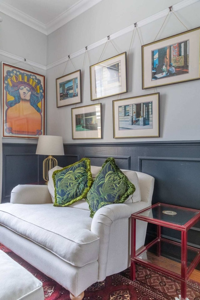 Stylish 2 Bedroom Home in Islington With Garden