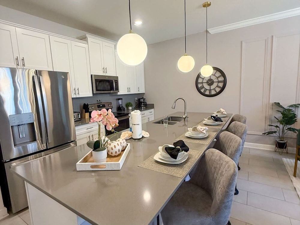 Contemporary Townhouse w Pool BBQ Sleeps 12