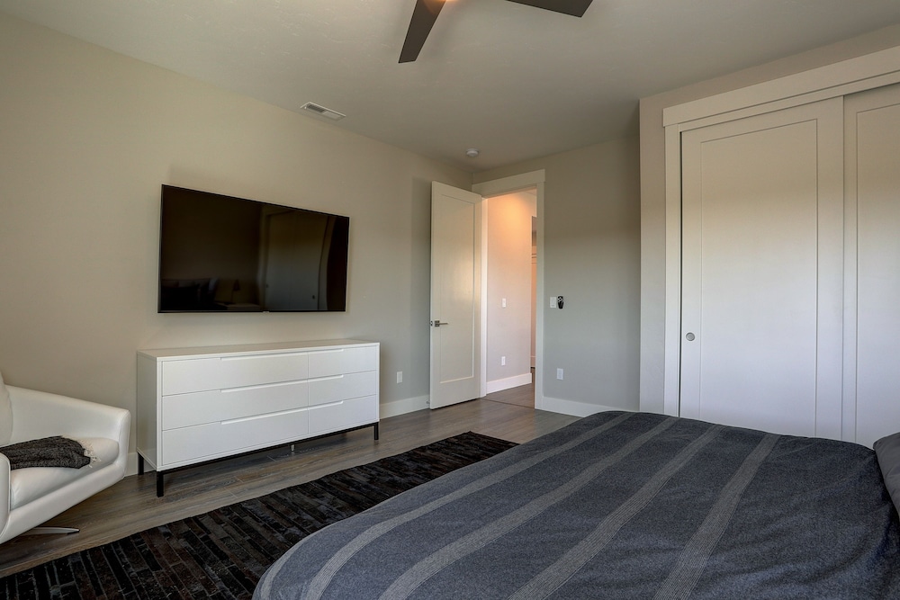 Ruby Peak *30 Day Minimum 4 Bedroom Home by RedAwning