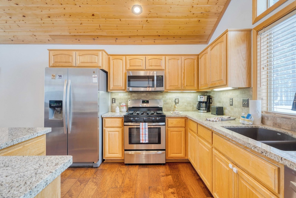 Cabin Retreat w/ Hot Tub & Fireplace - Near Northstar and Downtown Truckee