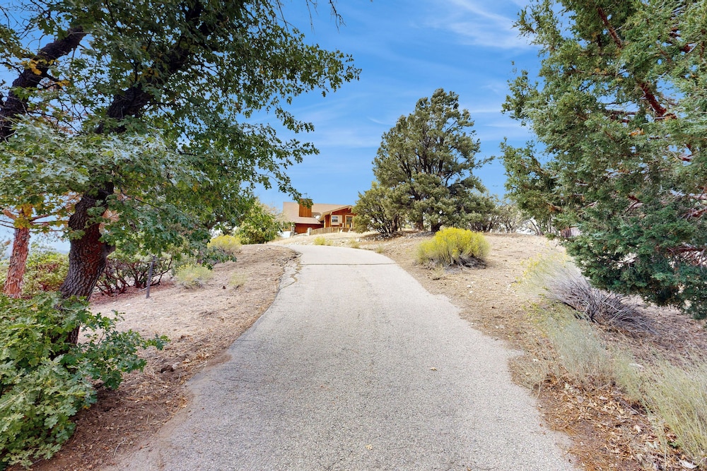 Mountain & Lake View Dog-friendly Retreat