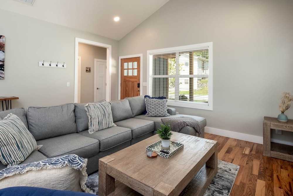 Downtown Brevard Retreat &Cyclists Dream