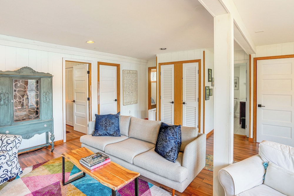 Watercrafts & Dock: Stunning Lakehouse in Becket!