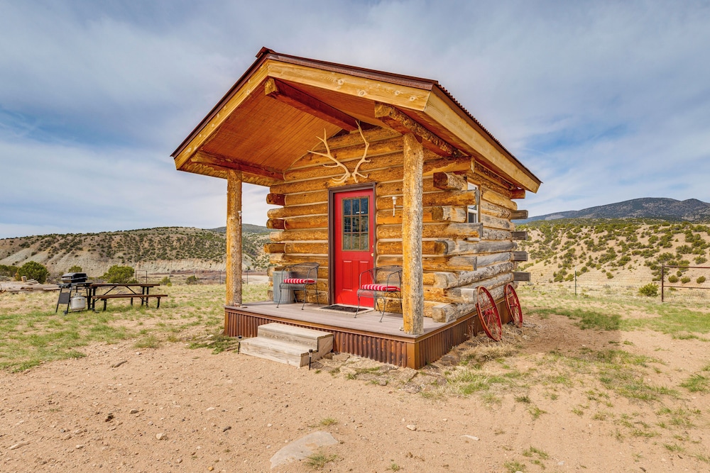 Sunset & Mtn Views: Rustic Colorado Retreat!