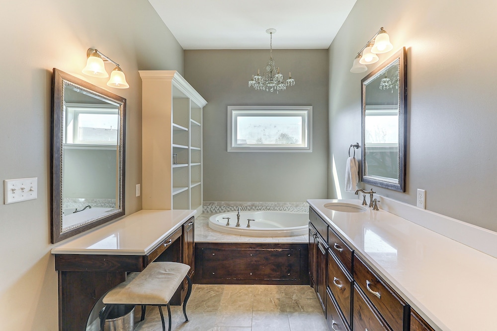 Balcony & Patio: Spacious Home in Bel Aire!