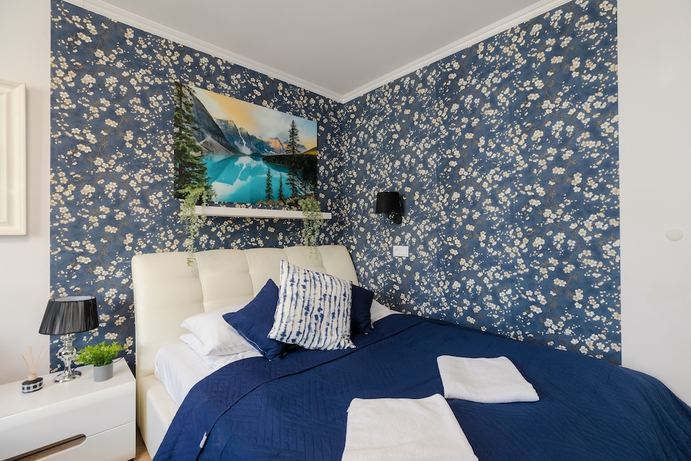 UNIT Short Rent Apartment by Warsaw Metro Station