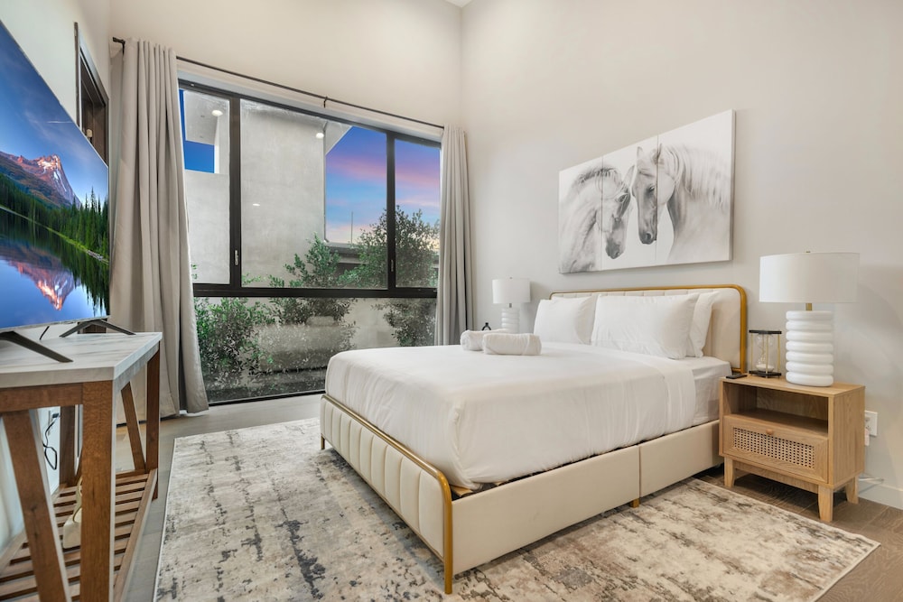 Coldwater Canyon - A Sophisticated & Elegant Estate - Image 2