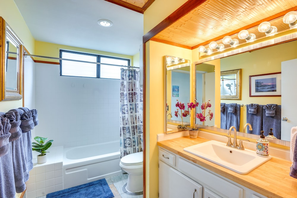 Downtown Kailua-kona Condo w/ Pool & Views