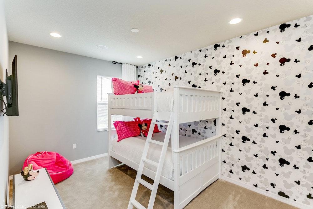 Spacious Home w/ Private Pool/spa! Sleeps 21