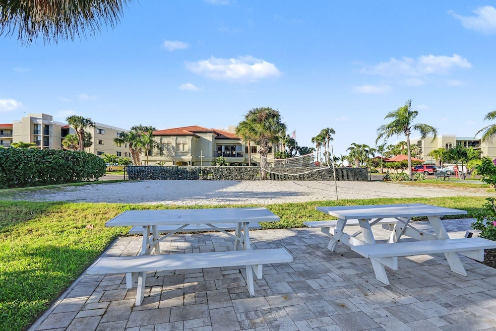 Land's End 9-402 Beach Front - Premier