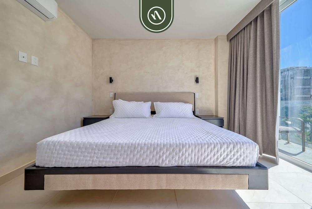 Luxury 2 BR Condo Near Beaches - Pools - Gym
