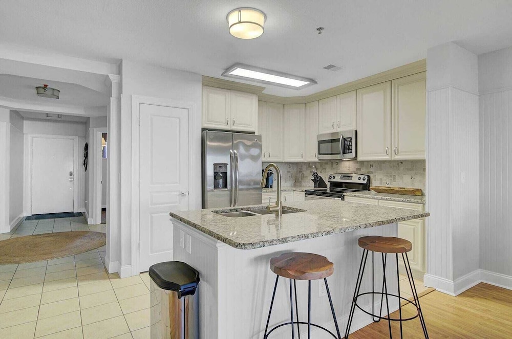 Beachfront 3bdr Condo w/ Pool & Deck Ocean Views Ocean Blvd #102 by Avantstay
