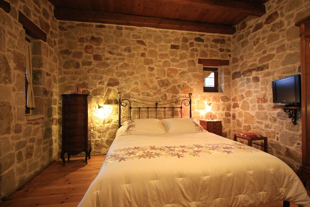 Lithos Traditional Houses