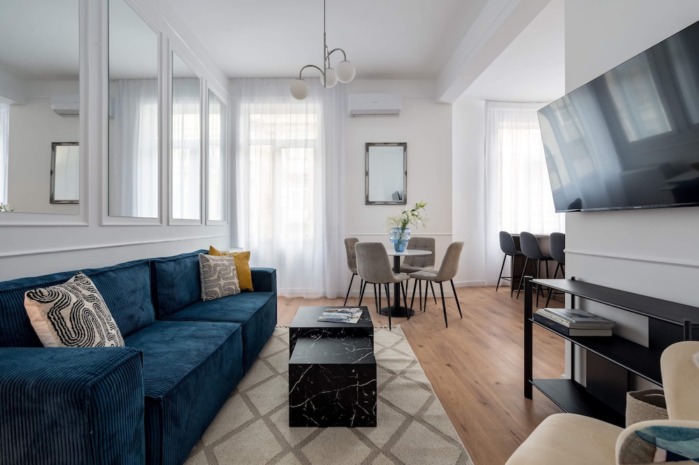 Contemporary Aparthotel 2-BR Flats Near Old Town, Quiet & Serene