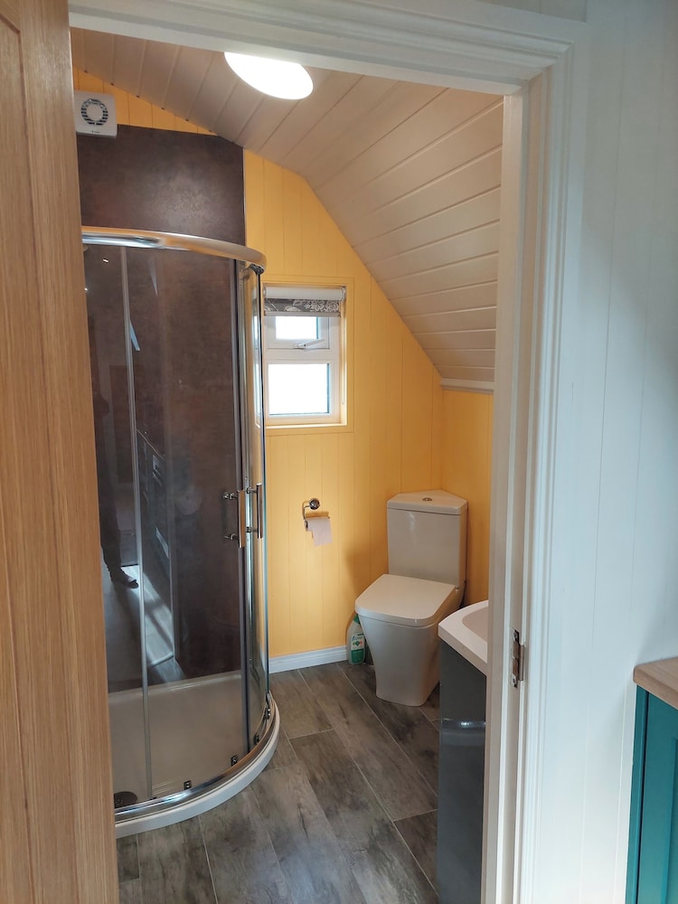 Cosy Countryside Cabin - Sleeps 2, Parking & Farm