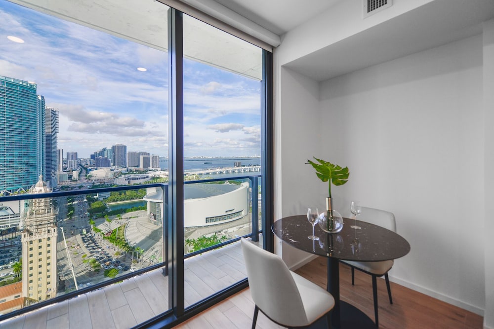Breathtaking Studio with Bay & City View