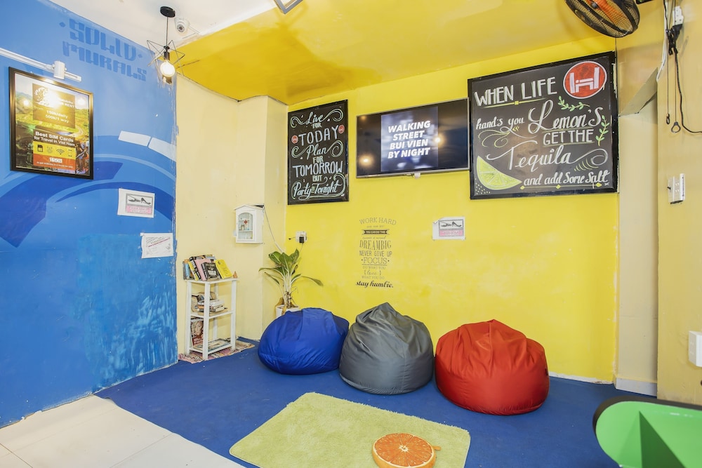 Hangout Hostel HCM