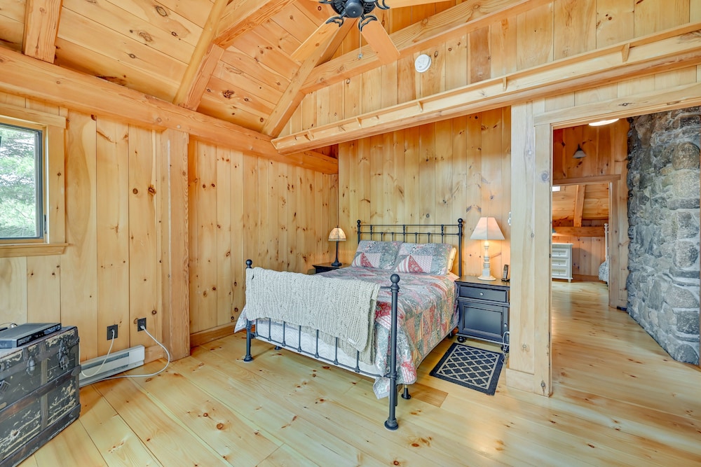 Lakefront Westhampton Cabin w/ Beach + Kayaks!