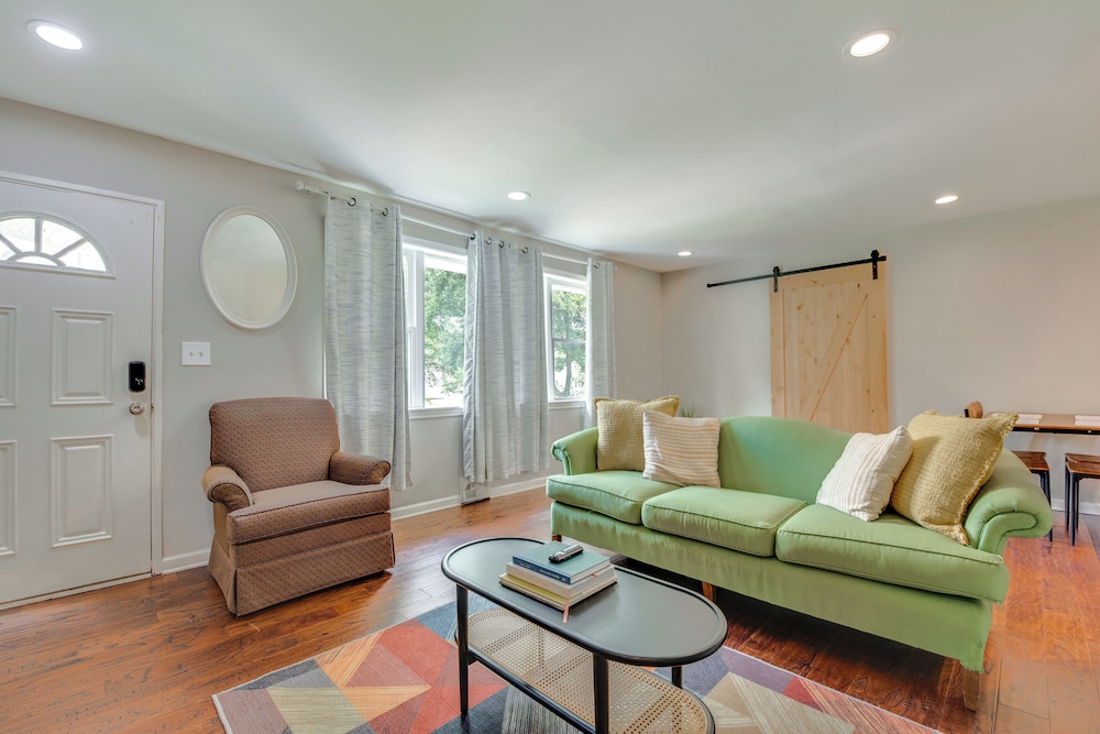 Inviting Home w/ Backyard: 8 Mi to Dtwn Atlanta!