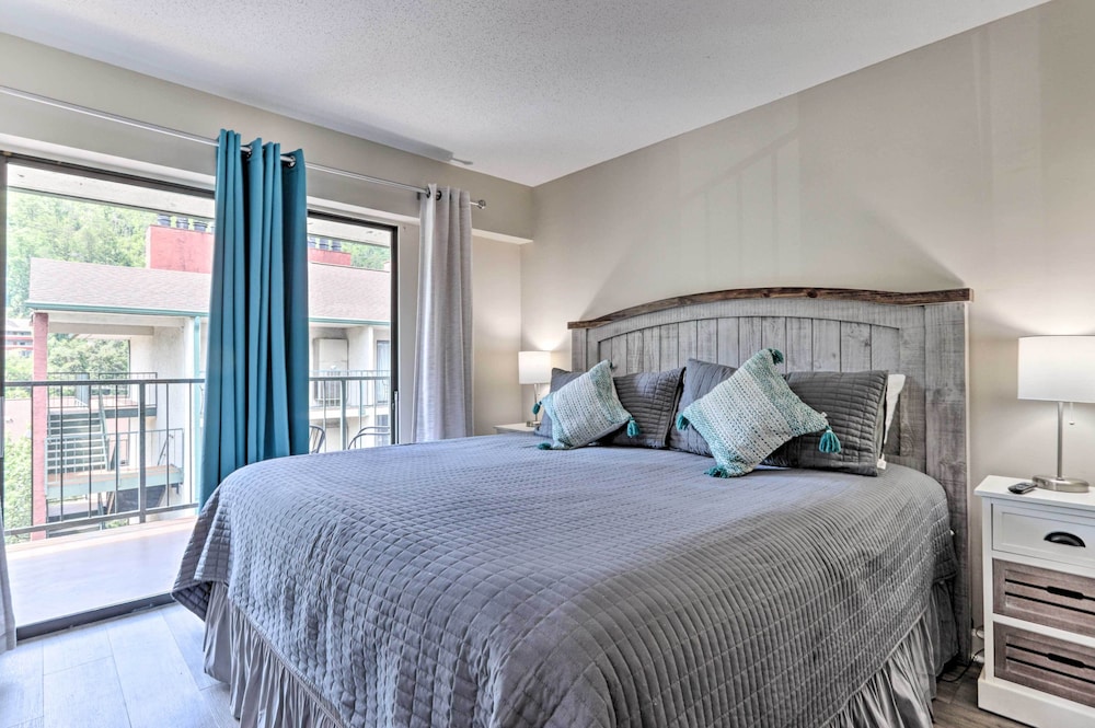 Gatlinburg Condo: Walk to Downtown Attractions! view 4