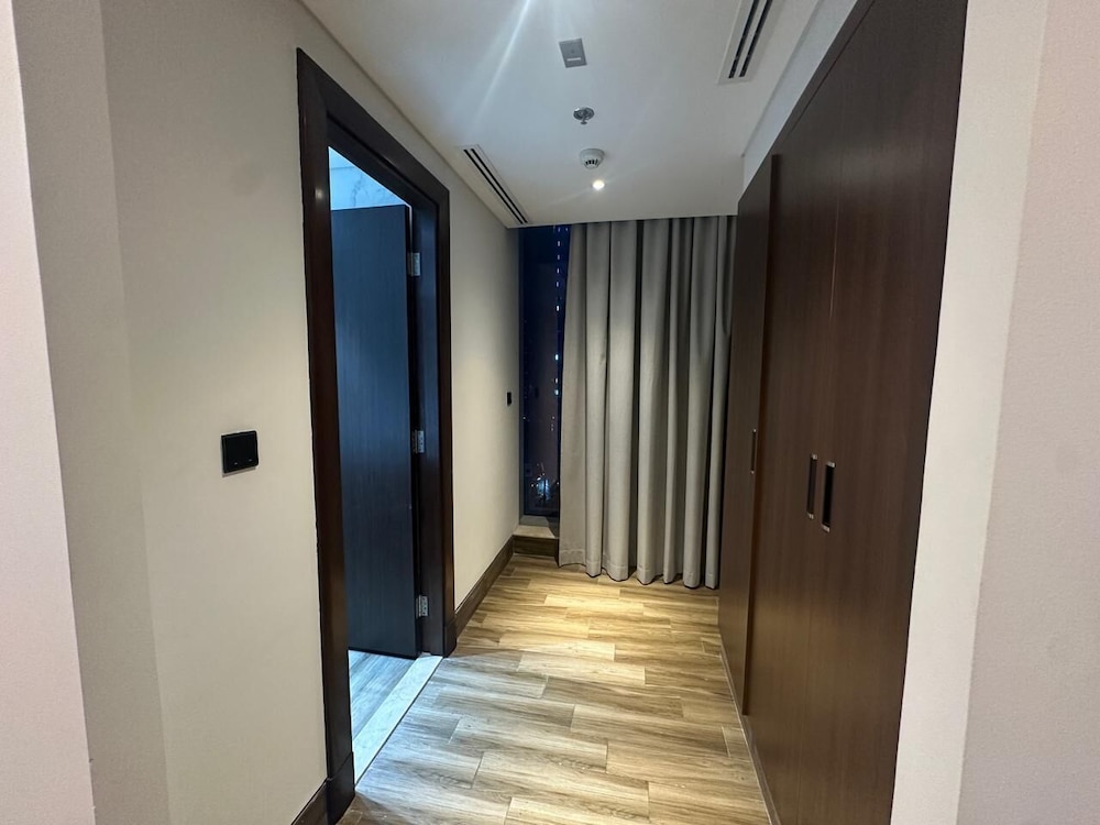 Modern 1BR in J One Pool & Gym