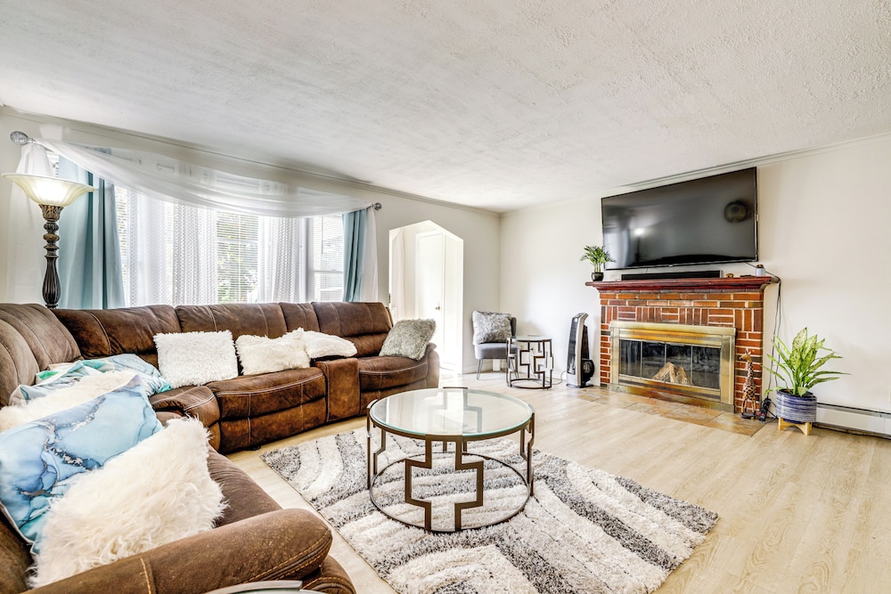 10 Mi to Hartford: Family Home w/ Yard