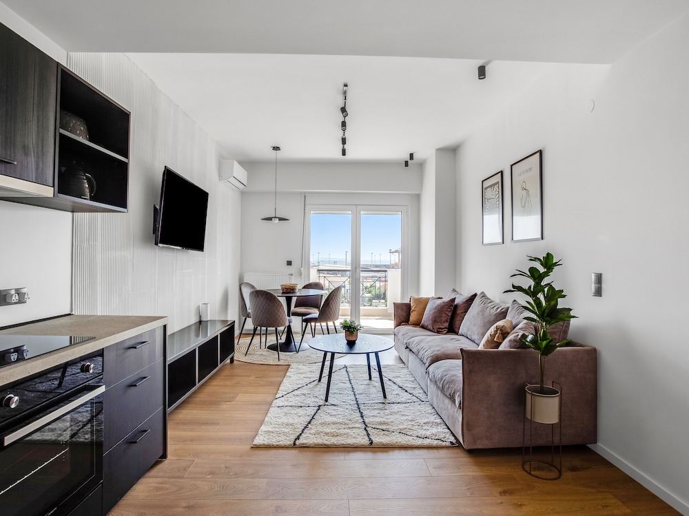 Sanders Arch - Cozy 1-bdr Apt w Balcony photo 1