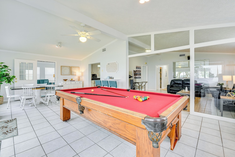 Hot Tub & Boat Dock: Getaway on Deer Point Lake!