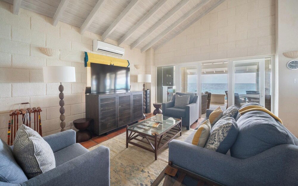 Maltese Falcon Villa - by Zenbreak
