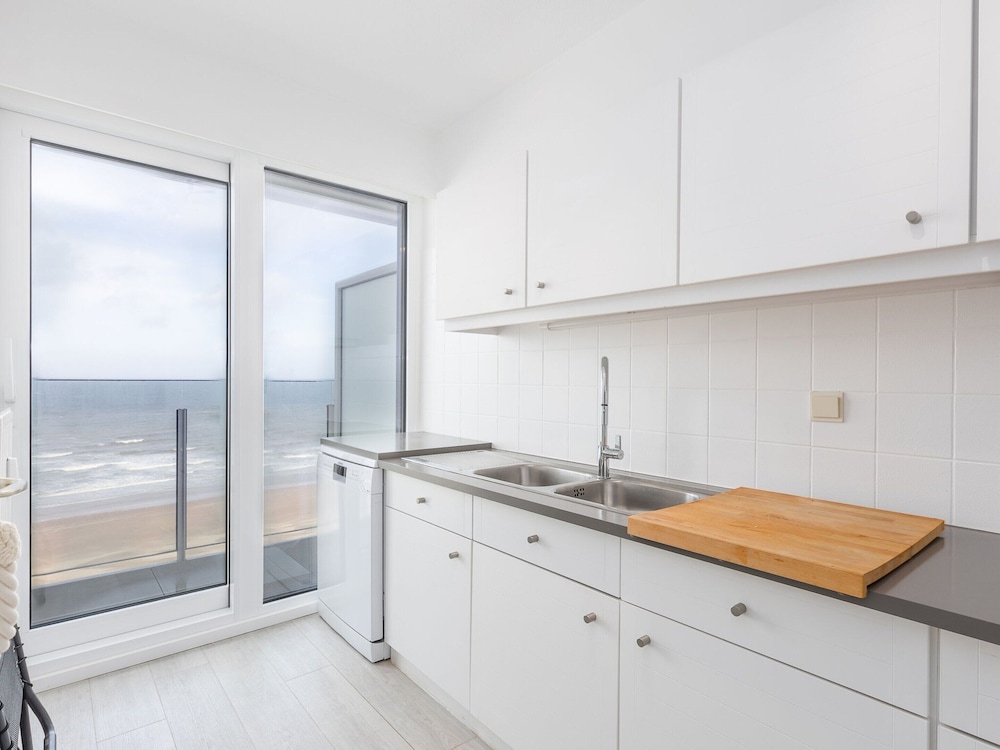 Cozy 1-bedroom Apartment With Sea View