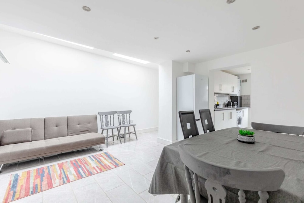Spacious & Newly Renovated 4BD House East Ham!