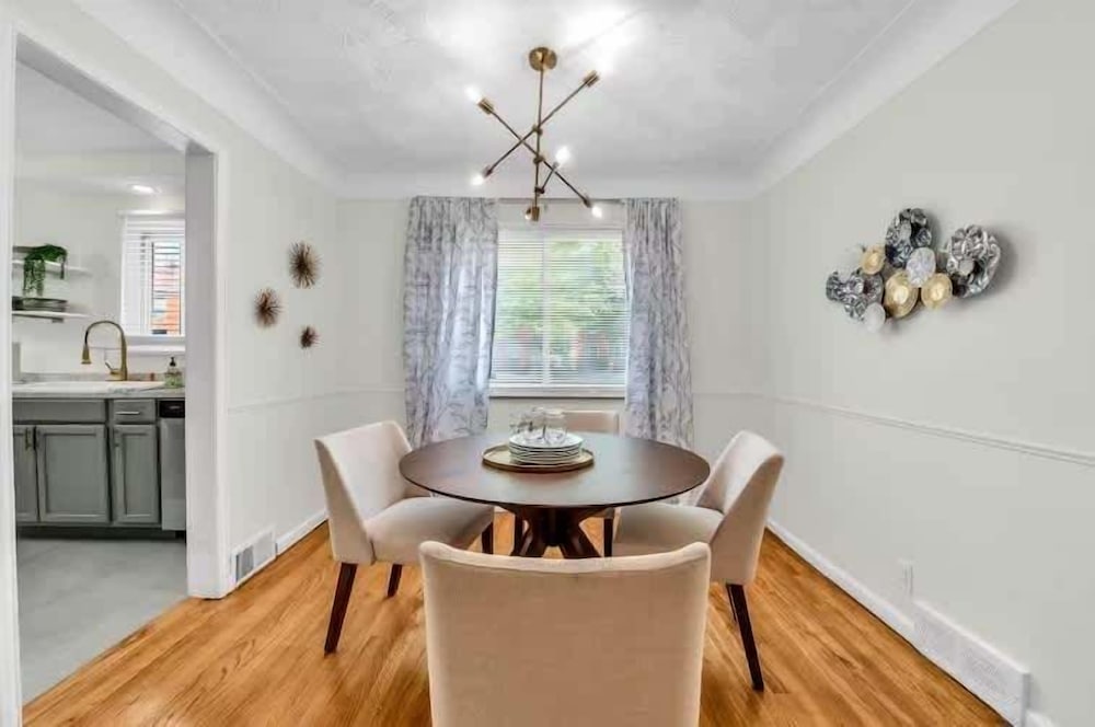 Grosse Pointe/detroit 3br Sleeps 8 Yard 3 Bedroom Home