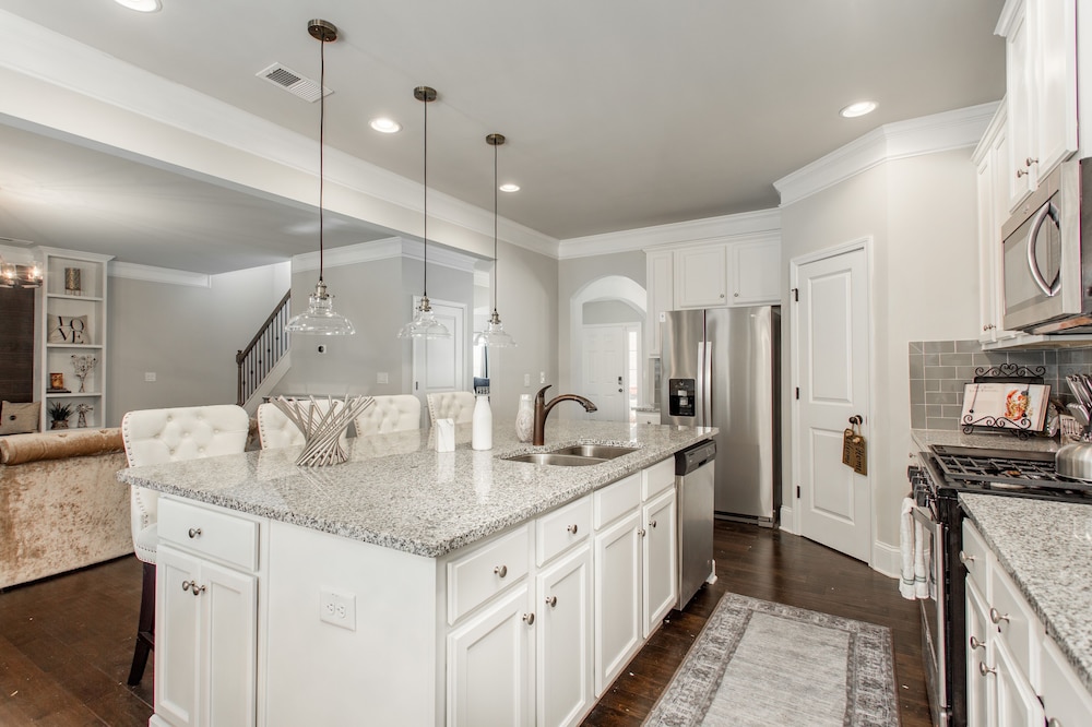 Large Luxury Getaway For Families Children view 3