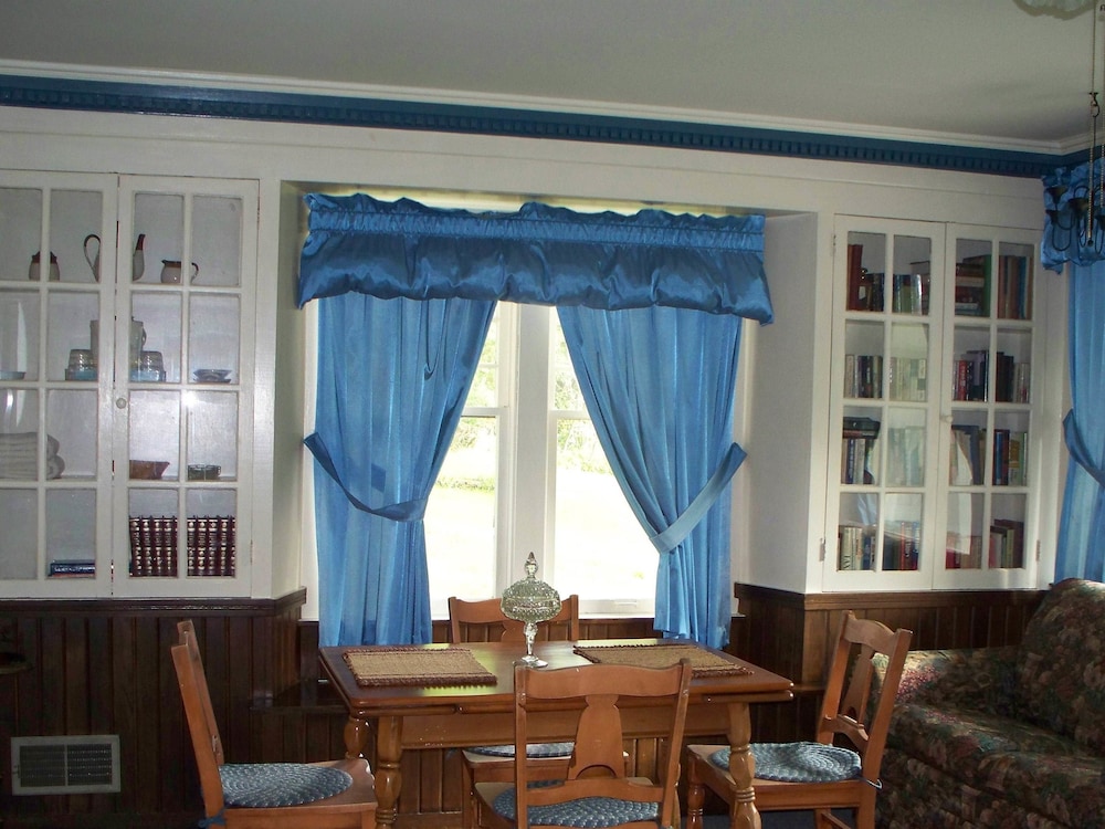 Maple Springs Lake Side Inn