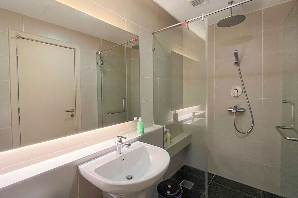 Modern High Floor 3BR Apt Bathtub Bkt Bintang