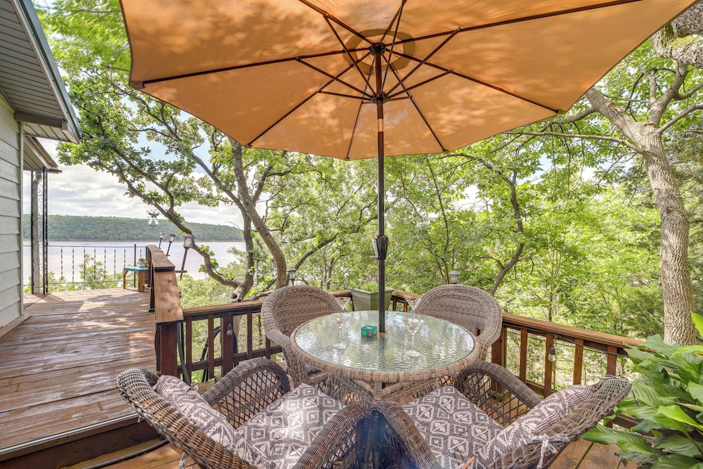 Lakefront Canadian Gem: Hot Tub, Decks  Grills - Property Image 9