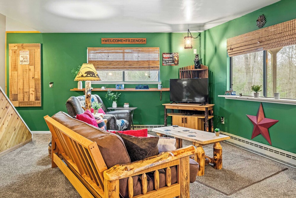 Atlas Point Lodge Sauna, Fireplaces, Kayaks, Lakes + Pet-friendly Yard