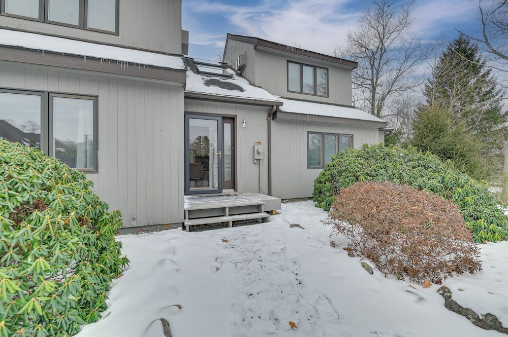 Walk to Ski Lift: Family-friendly Windham Townhome