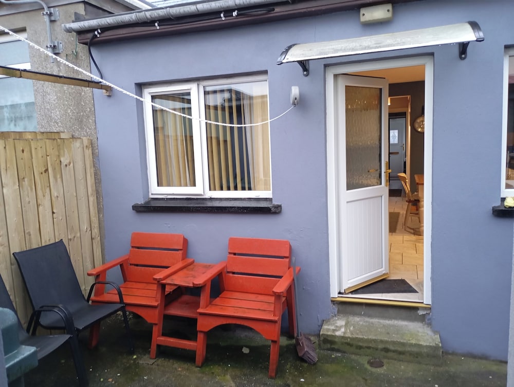 Cosy Cottage- Sleeps 4, Free Parking & Golf Nearby