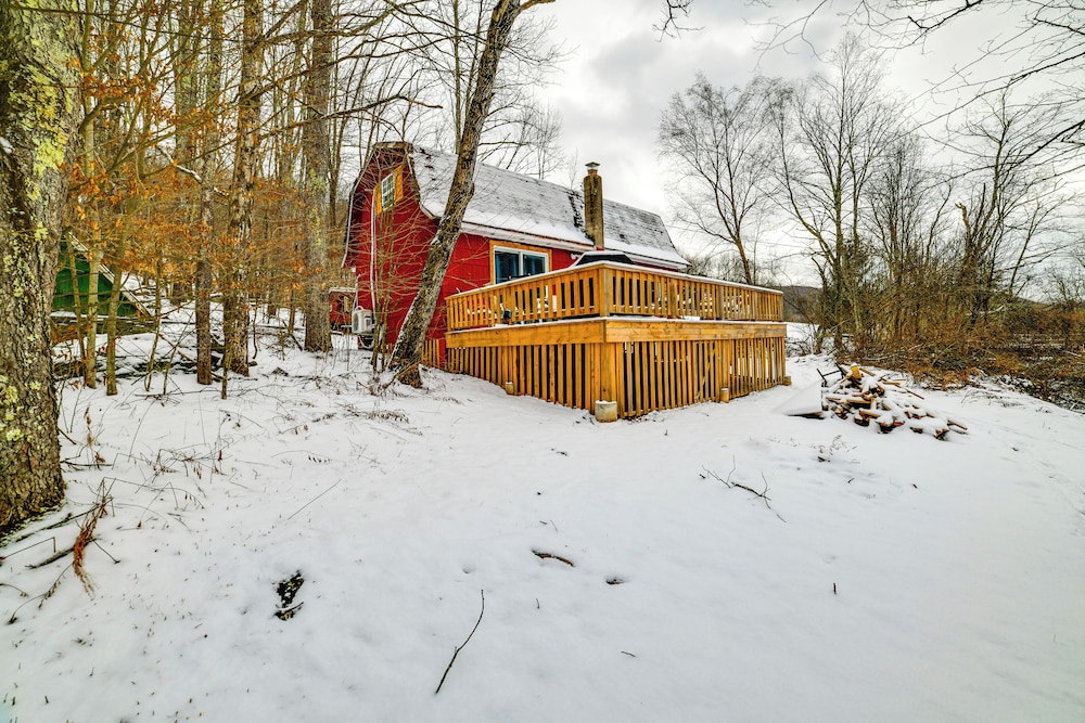 Mtn-view Deck & Grill: Creekside Catskills Cabin!