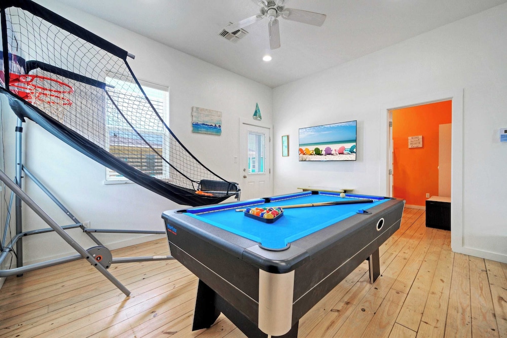 Sleeps 24, 2 Homes 2blocks to the Beach, Pool, Game Room, Patio w/ Outdoor Bar
