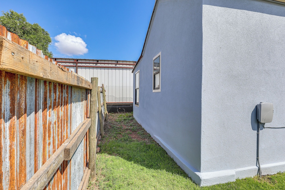 < 1 Mi to Enmu: Pet-friendly Home in Portales!