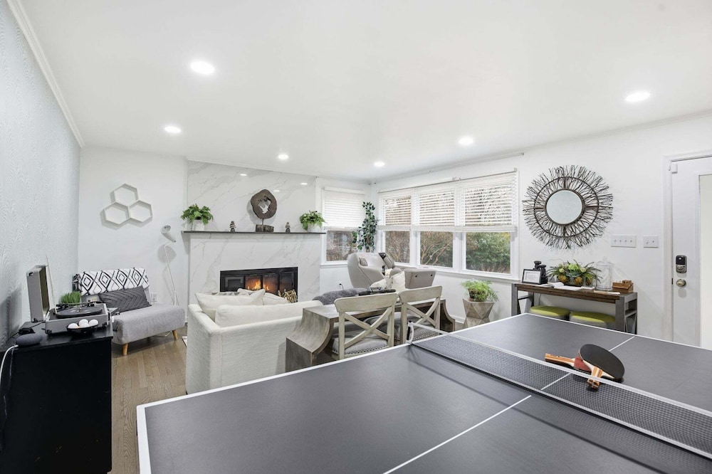 Stylish Hot Tub Retreat With Ping Pong 3 Bedroom Home
