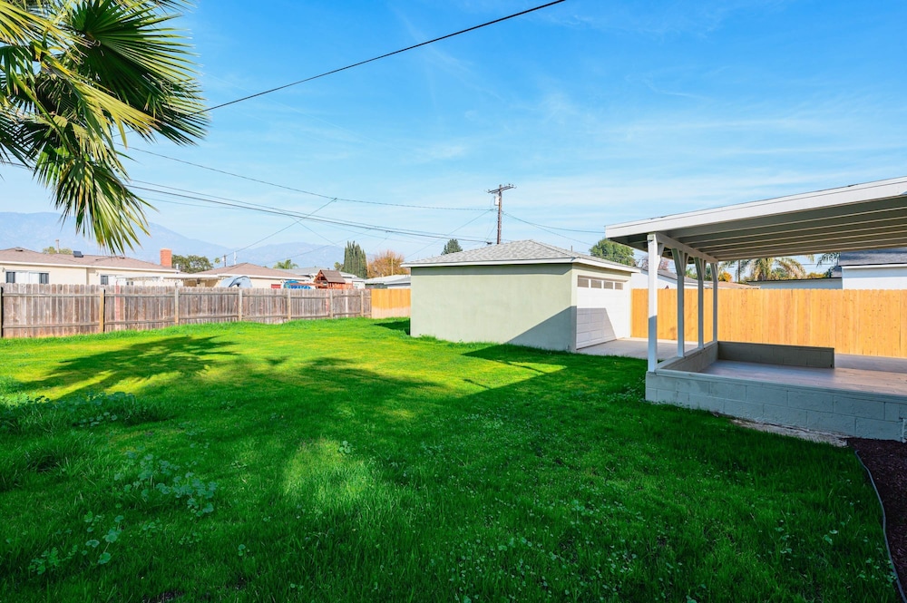 Luxury Modern Retreat w Spacious Yard Premium Comfort