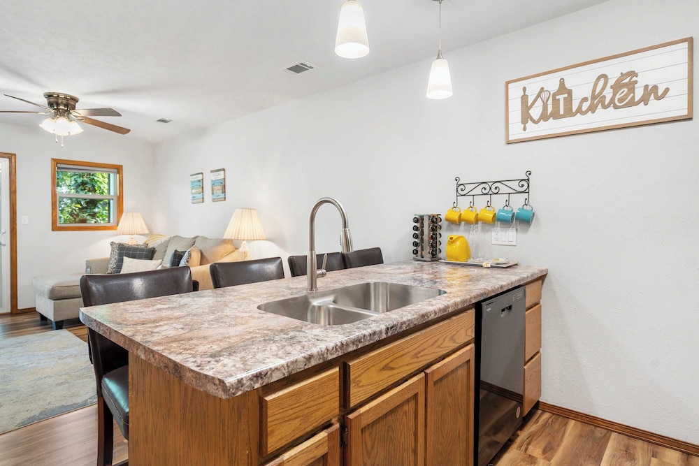 The Greenview Haven: Cozy For 6!